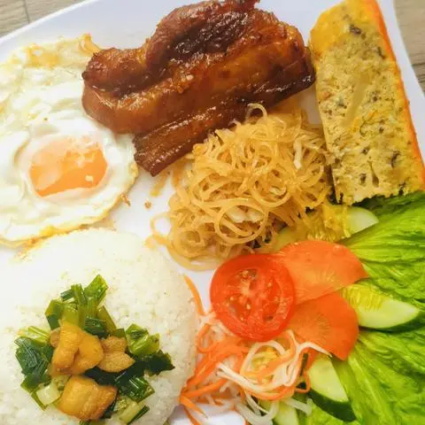 Hình ảnh Cơm tấm ba rọi bì chả trứng ốp la