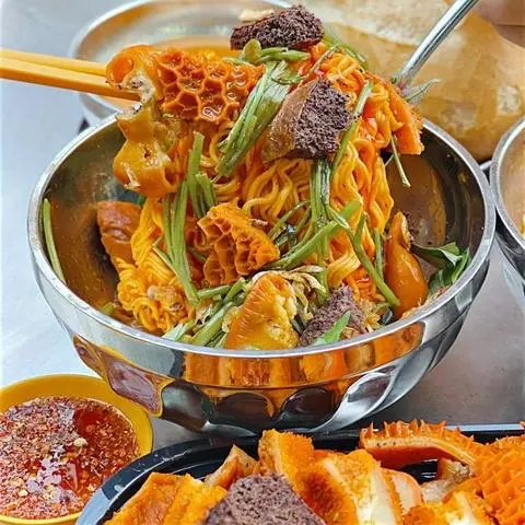 Hình ảnh phá lấu mì gói xào rau muống lớn 