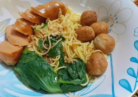 Hình ảnh mì trộn cá viên xúc xích