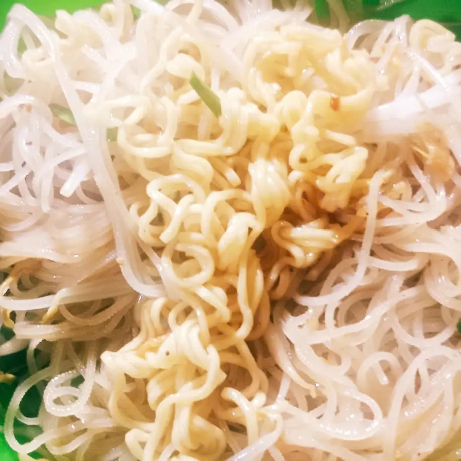 Hình ảnh Hủ tiếu Mì gói phèo non +xương 