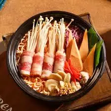 Hình ảnh Mì cay kim chi - bò Mỹ cuộn nấm