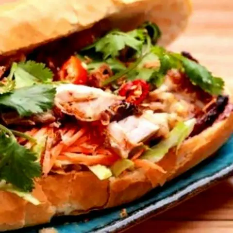 Hình ảnh Bánh mì heo quay chả lụa đăc biệt