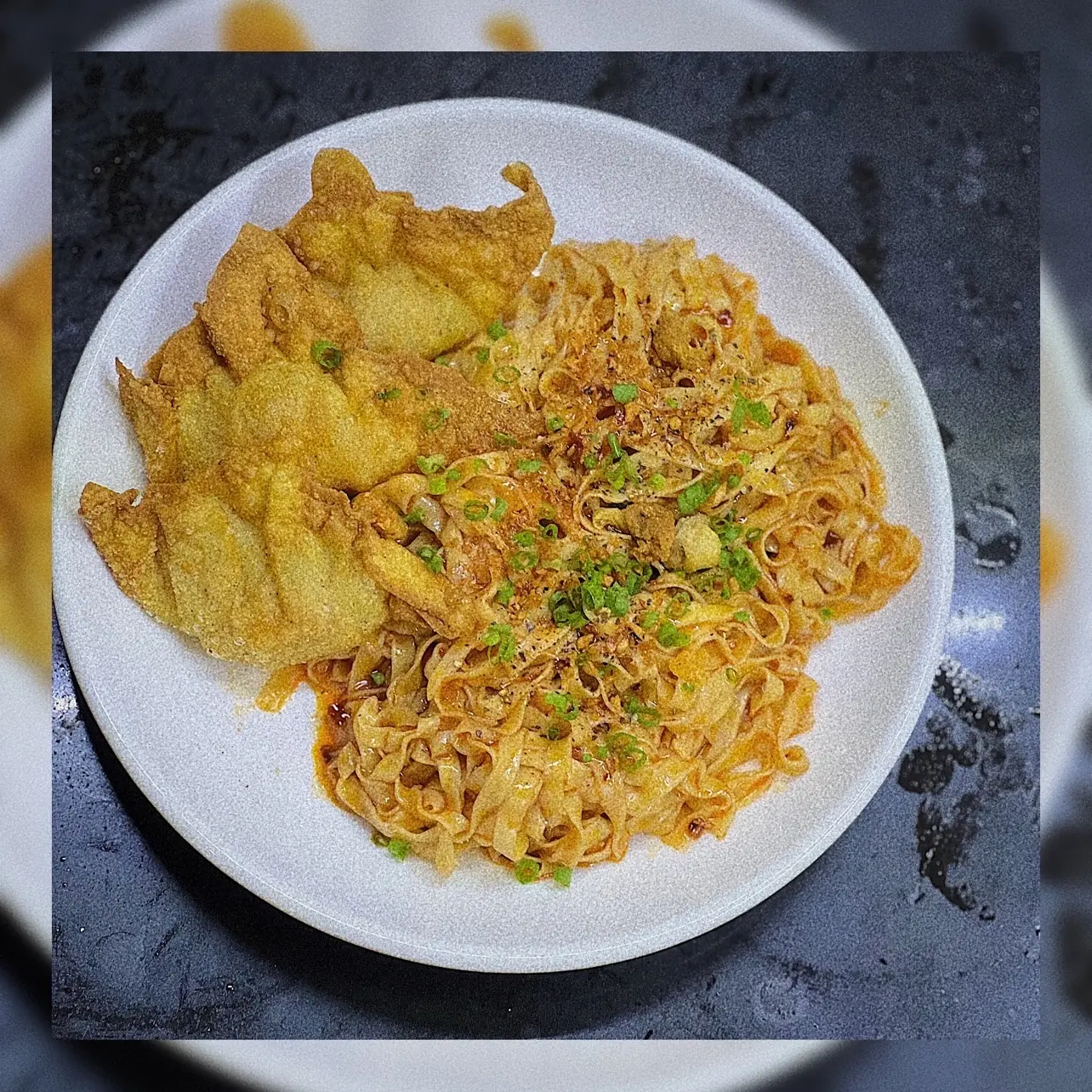 Hình ảnh Mì trứng trộn sủi cảo chiên-鸡蛋面拌煎饺
