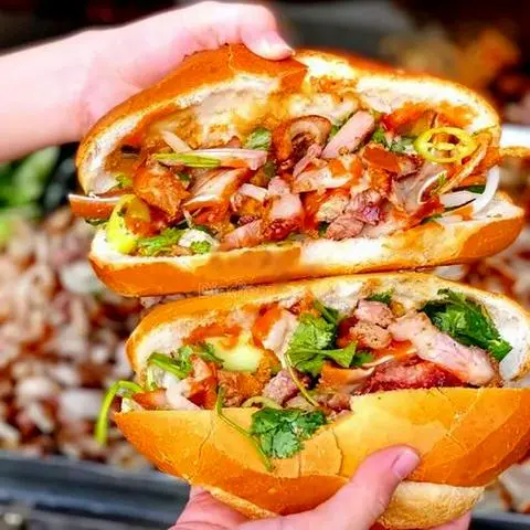 Hình ảnh Bánh mì heo quay chặt miếng lớn