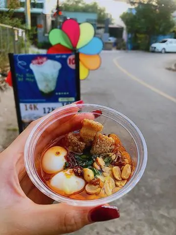 Hình ảnh Bánh tráng phơi sương chấm sốt bơ mỡ hành + tóp mỡ