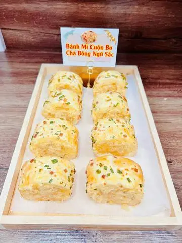 Hình ảnh Bánh Bông Lan Cuộn Bơ Chà Bông Ngũ Sắc