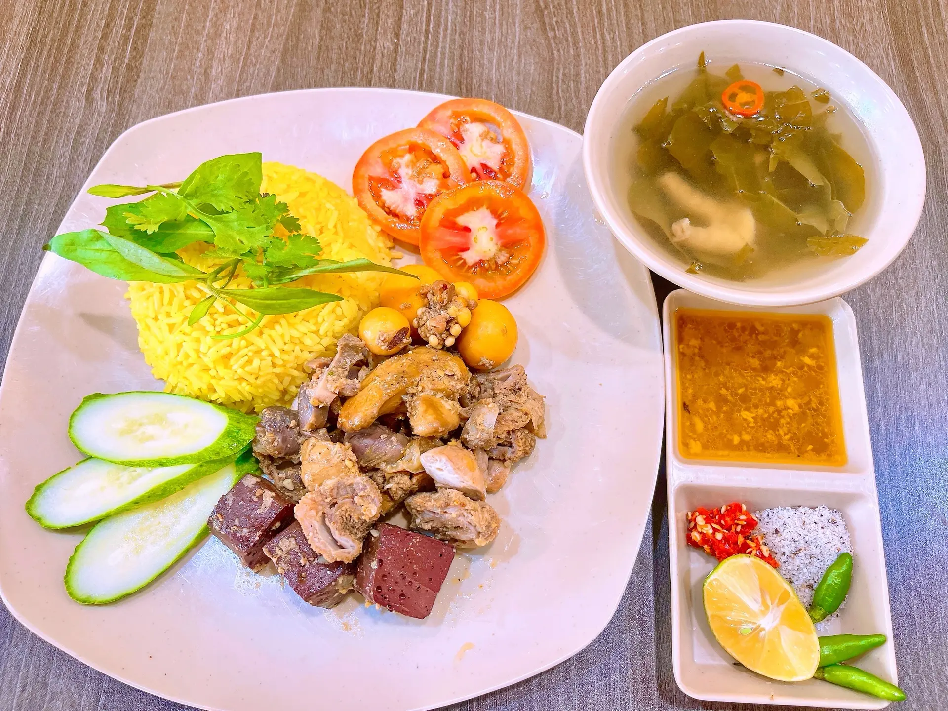 Hình ảnh Cơm lòng gà trứng non khìa nước dừa + canh lá giang