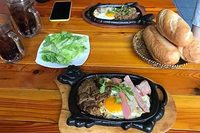 Hình ảnh Bò Né Số 4: Nhiều bò + trứng + pate+ bánh mì + salat