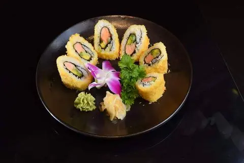 Hình ảnh cuộn cá hồi và bơ chiên furai