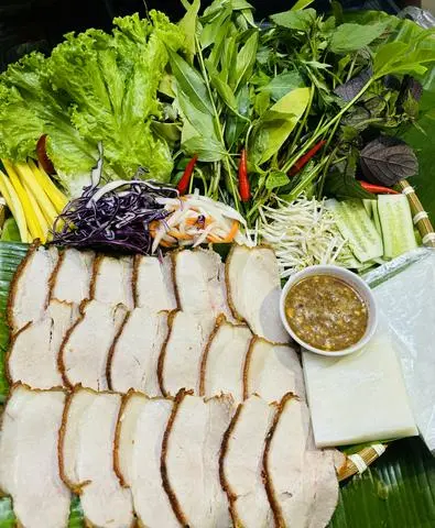 Hình ảnh Bánh tráng cuốn heo quay 3 người