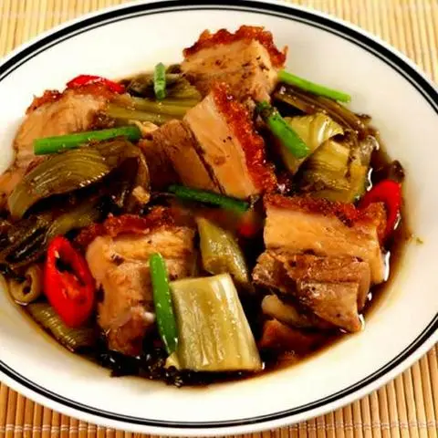 Hình ảnh Cơm Heo Quay Kho Cải Chua