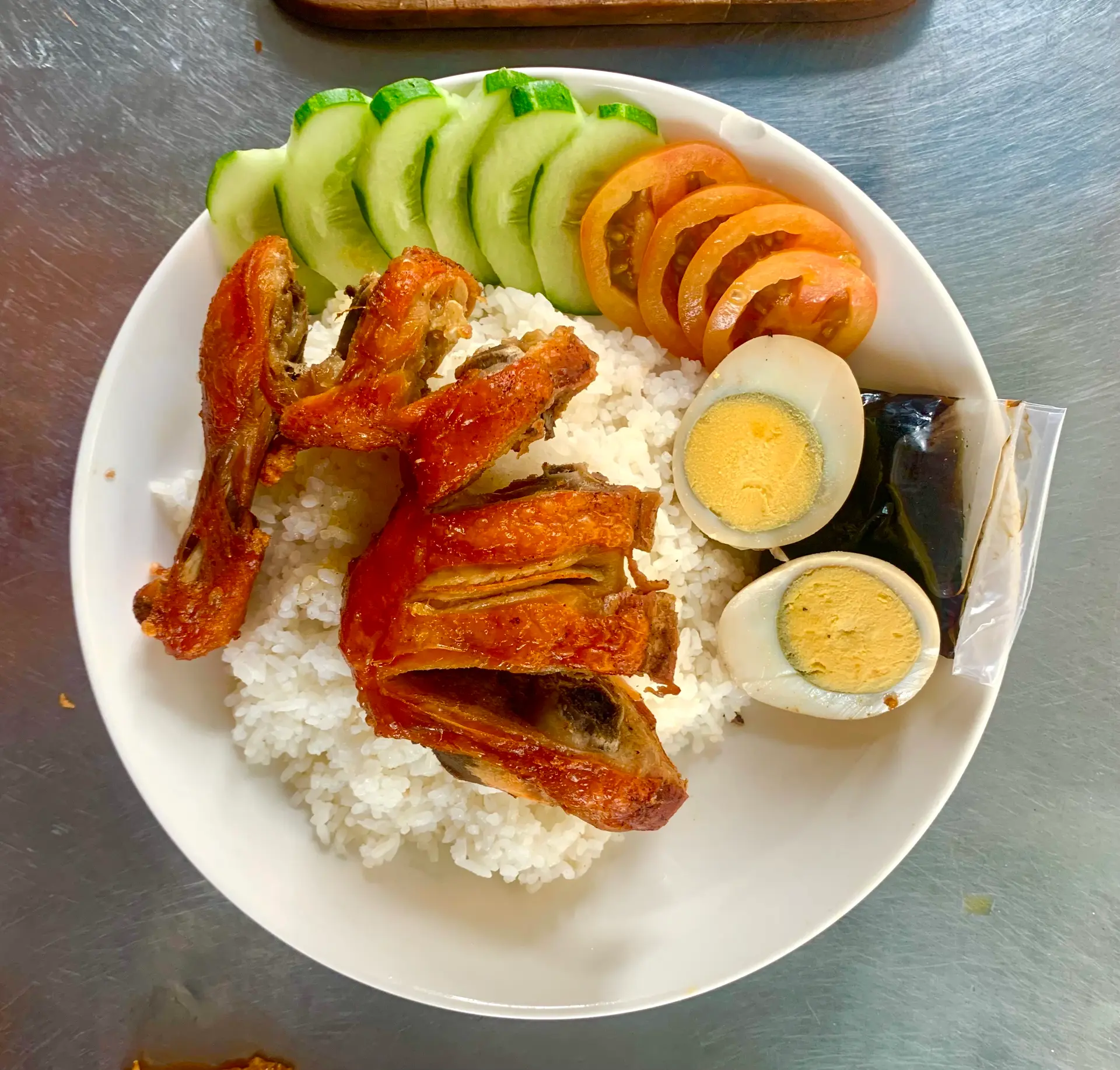 Hình ảnh Cơm gà quay trứng ngâm thảo dược