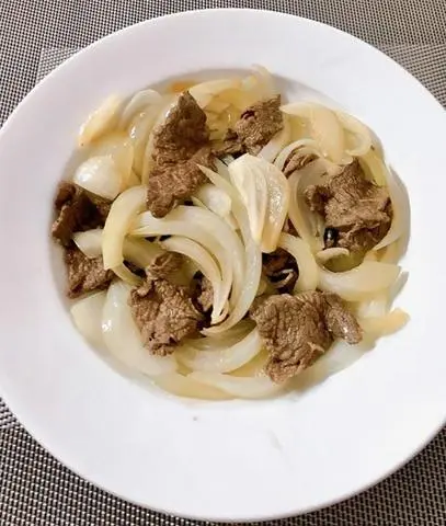 Hình ảnh Cơm Bò Xào Củ Hành 