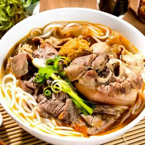 Hình ảnh Bún bò nạm chả có giò