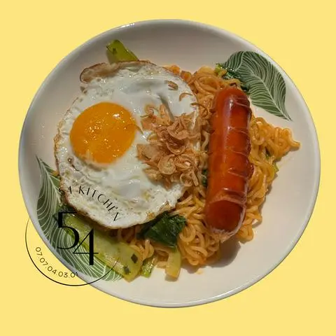 Hình ảnh Mì trộn SIU KAY xúc xích trứng