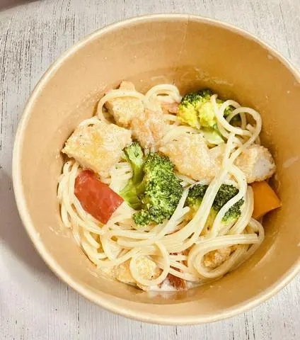 Hình ảnh Spaghetti gà  chiên giòn sốt kem  