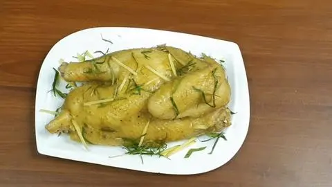 Hình ảnh Gà Hấp Muối Lá Chanh 1/2 Con