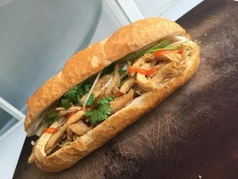 Hình ảnh Bánh mì gà xé 