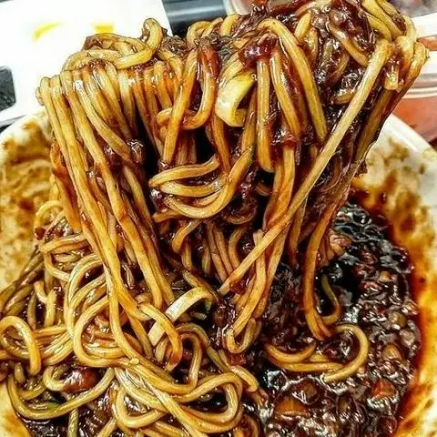 Hình ảnh Mì tương đen xúc xích 