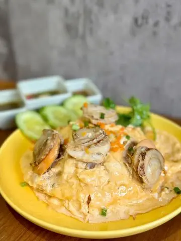 Hình ảnh cơm chiên sò điệp phủ trứng