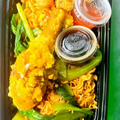 Hình ảnh Mì trộn gà sốt trứng muối canh lòng đào