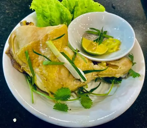 Hình ảnh Cơm đùi gà hấp lá chanh