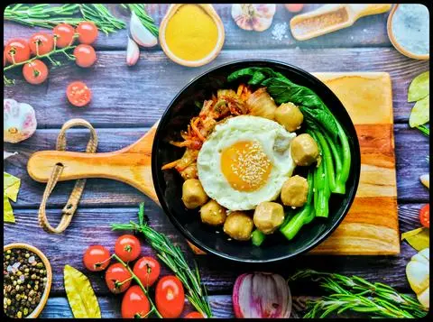 Hình ảnh Mì trộn xiên que kim chi + trứng