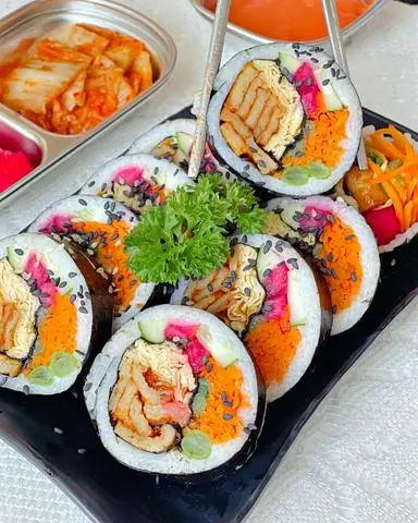Hình ảnh Kimpap chả cá sốt cay