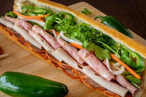 Hình ảnh Bánh Mì Tươi baguette thịt khổng lồ đặc biệt