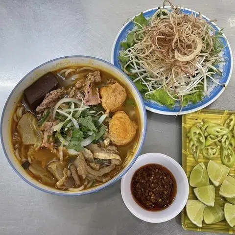 Hình ảnh Bún bò tái - gân - chả  