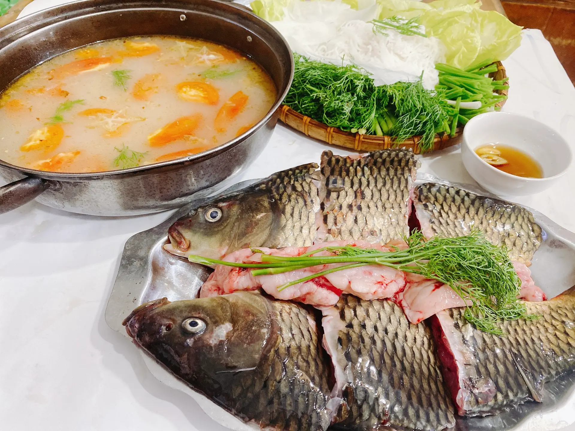 Hình ảnh lẩu riêu cá chép size lớn 