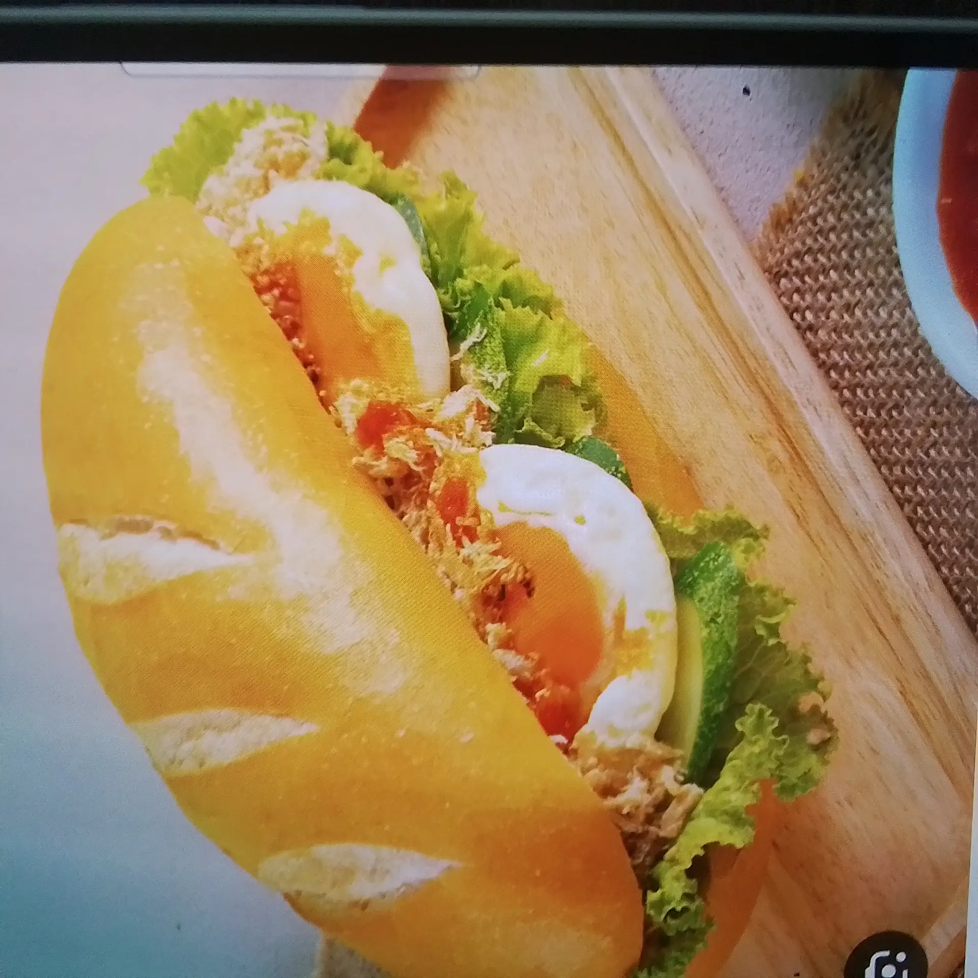 Hình ảnh Bánh mì Heo quay ốp La 