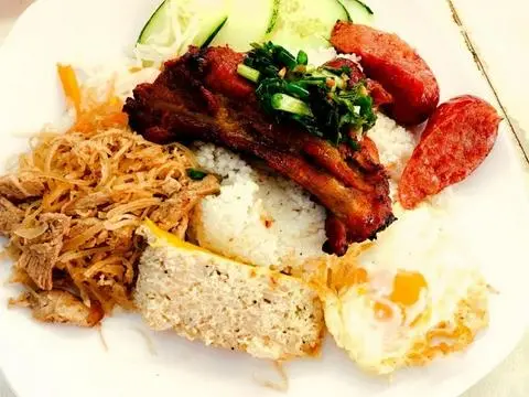 Hình ảnh Cơm tấm sườn chả ốp la - bì - canh