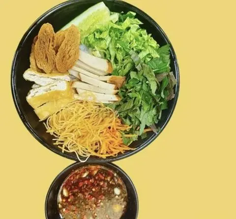 Hình ảnh Bún Nước Tương Đầy Đủ Chay