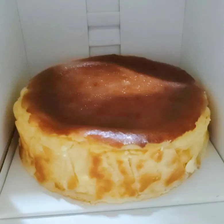 Hình ảnh Basque burnt cheese nguyên ổ
