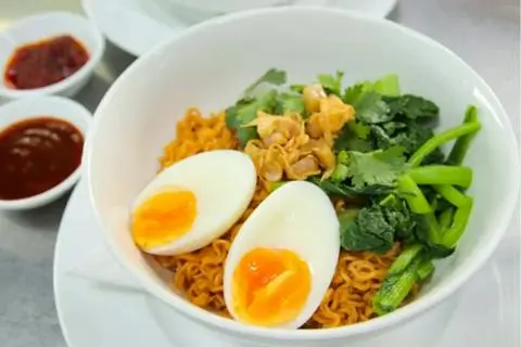 Hình ảnh Mì trộn cay trứng lòng đào