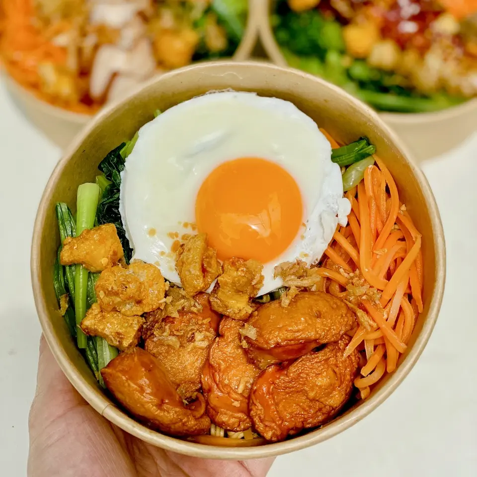 Hình ảnh Mì trộn trứng xúc xích