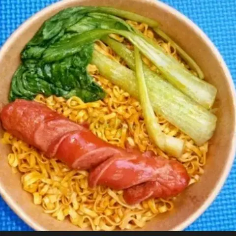 Hình ảnh Mì trộn Xúc Xích cải thìa