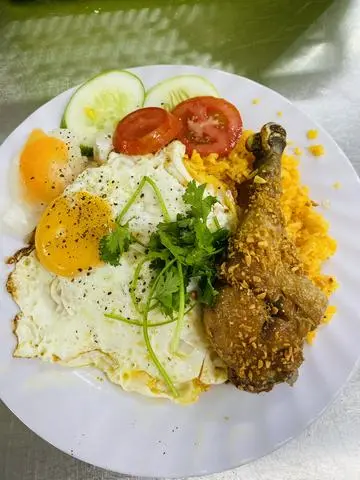 Hình ảnh Cơm Gà Xối mở Mắm Tỏi + Ốp La +Trà Đào Xã Tắc 