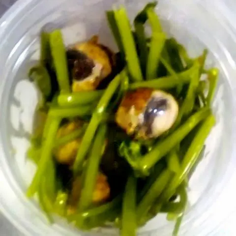 Hình ảnh Cút lộn xào rau muống