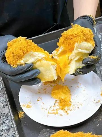 Hình ảnh Bánh mì phô mai hoàng kim chảy