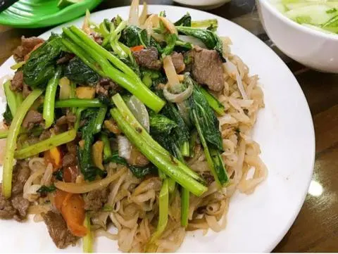 Hình ảnh Mì Xào Bò tặng ly trà tắc