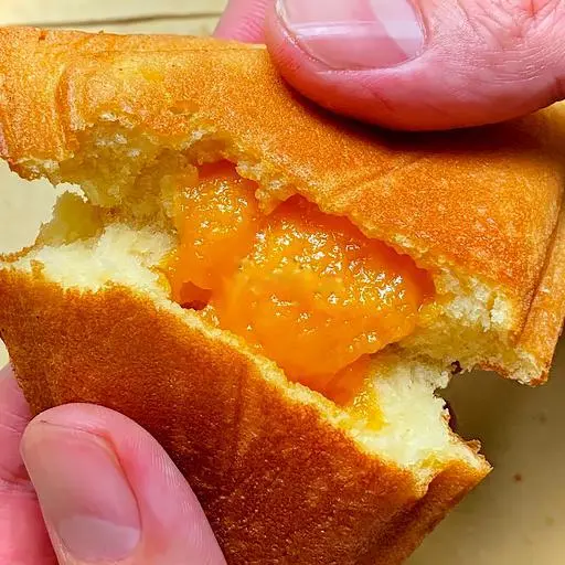 Hình ảnh Hotdog Sốt Trứng Muối Cay