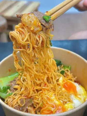 Hình ảnh Mì Trộn Bò Trứng Ốp La