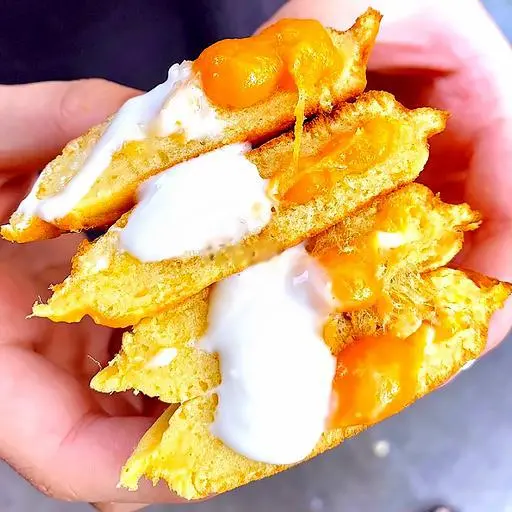 Hình ảnh Hotdog phô mai trứng muối chà bông