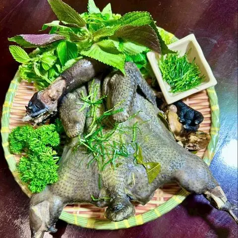Hình ảnh Gà H’mông hấp lá chanh