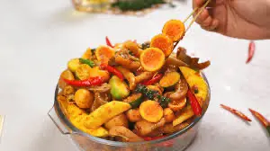 Hình ảnh Chân Gà Rút Xương Sốt Thái Mix Trứng Non