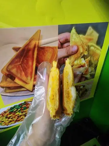 Hình ảnh Hotdog phô mai trứng muối