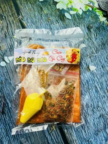 Hình ảnh Bánh tráng Tây Ninh cuộn gà cay bơ thơm