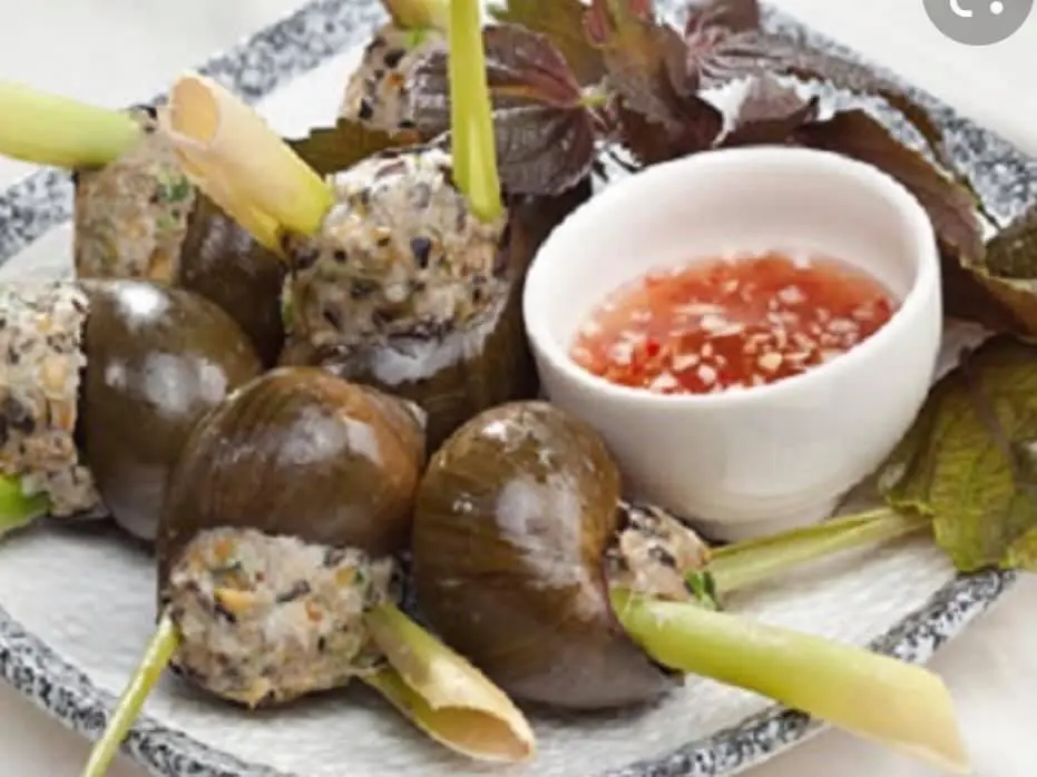 Hình ảnh Ốc bươu nhồi thịt - chả đùm - bánh đa - 7up